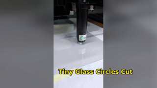 برش دسته ای دایره های کوچک 1 میلی متری از شیشه بسیار شفاف
